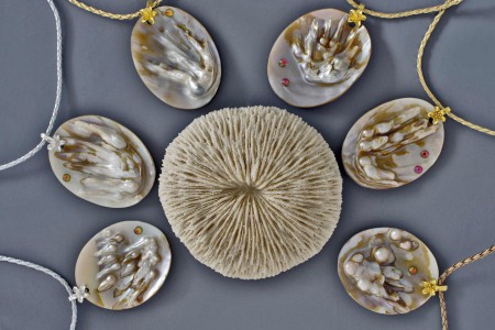 PERLES MABE 55mm, bélière bijou, sur cuir tressé